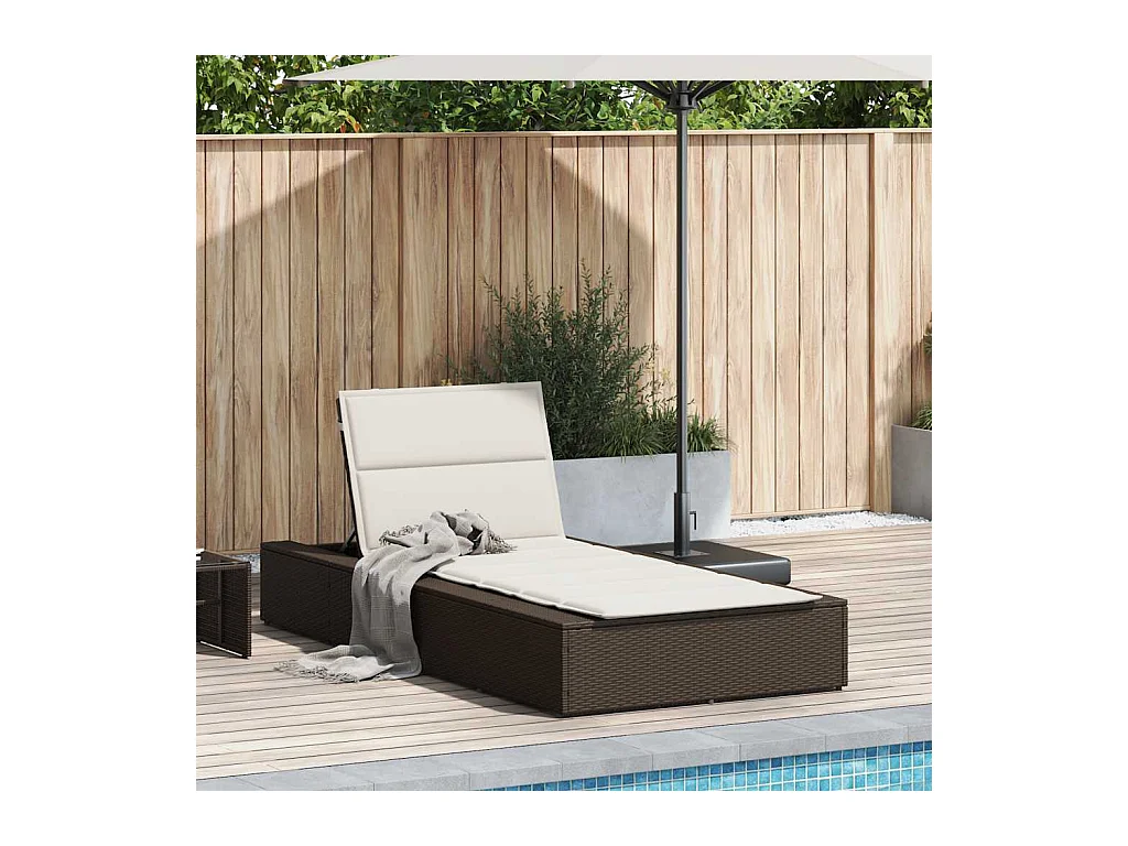 Liegestuhl mit schwimmendem braunem Harzgeflechtkissen