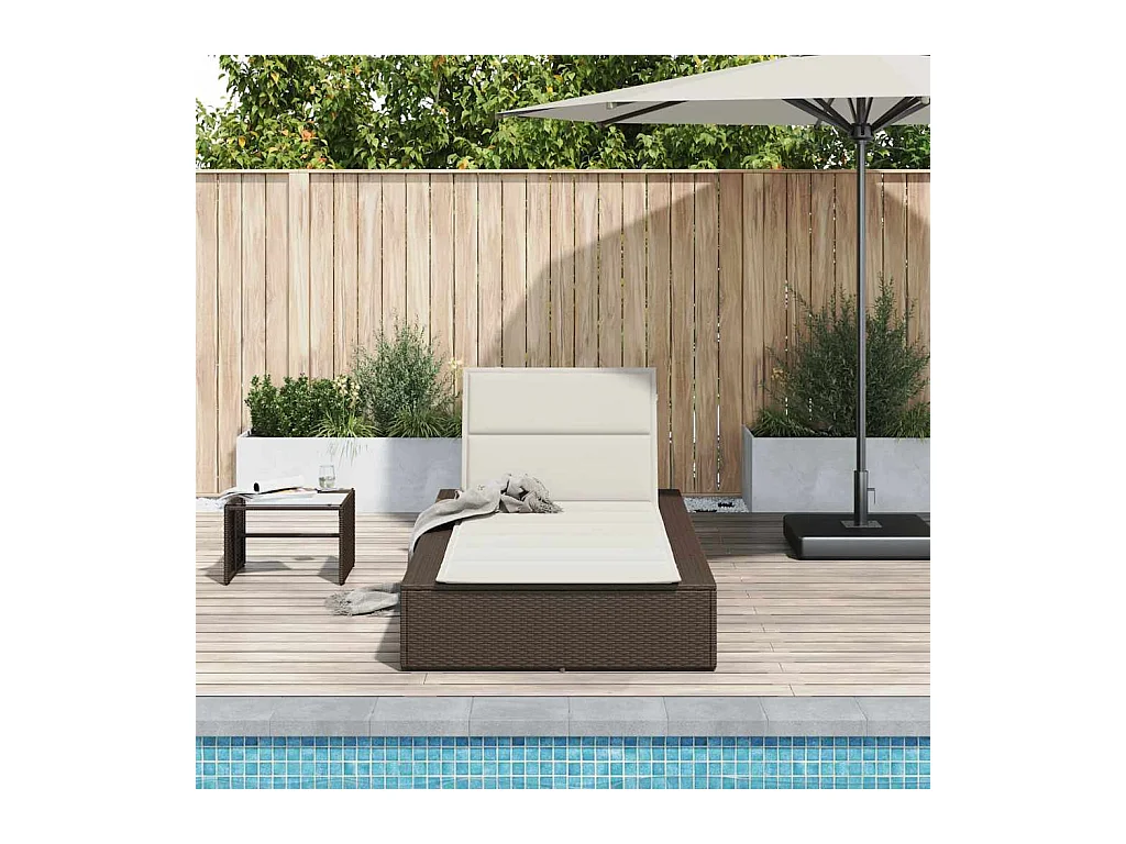 Liegestuhl mit schwimmendem braunem Harzgeflechtkissen