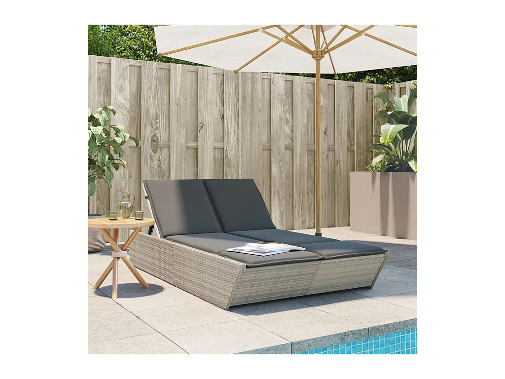 Dubbele chaise longue met lichtgrijze kussens van geweven hars