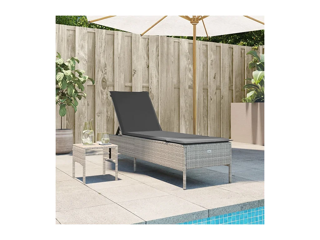 Chaise longue con mesa y cojín gris claro de resina trenzada