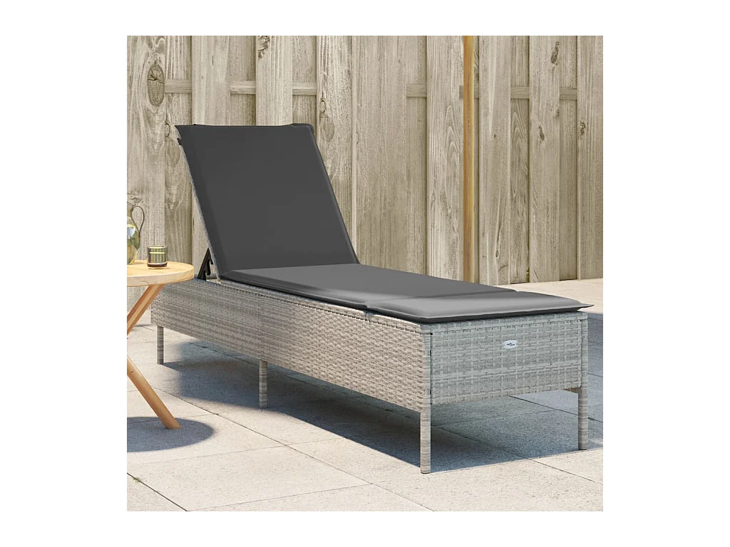 Chaise longue con cojín gris claro de resina trenzada