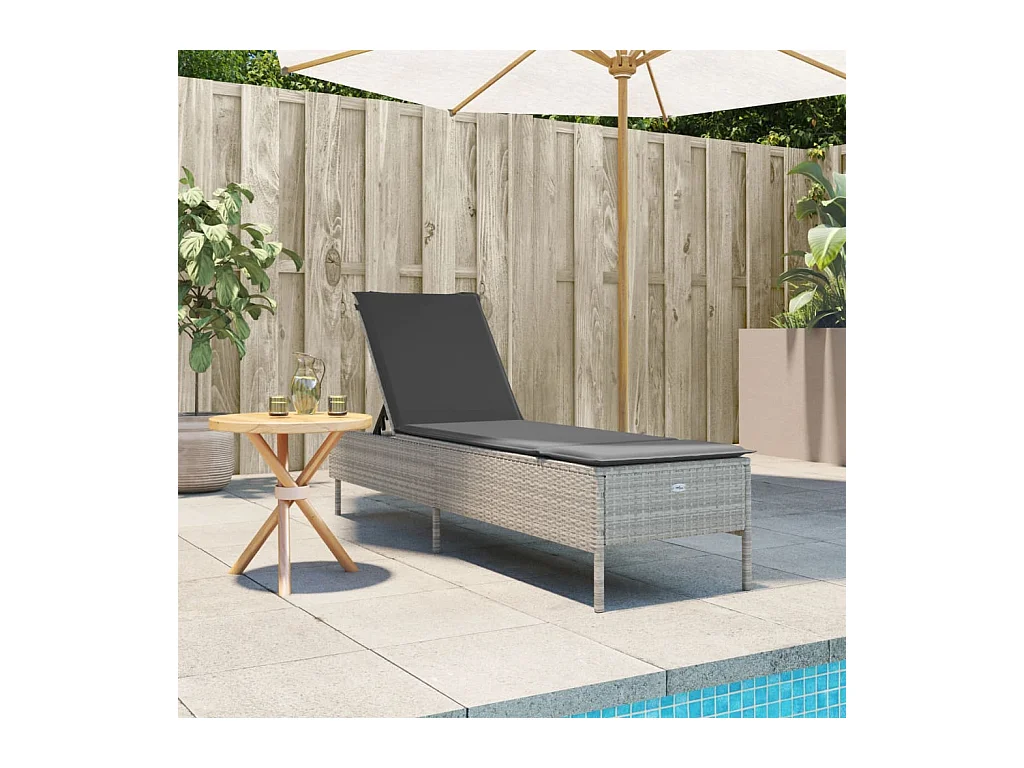 Chaise longue con cojín gris claro de resina trenzada