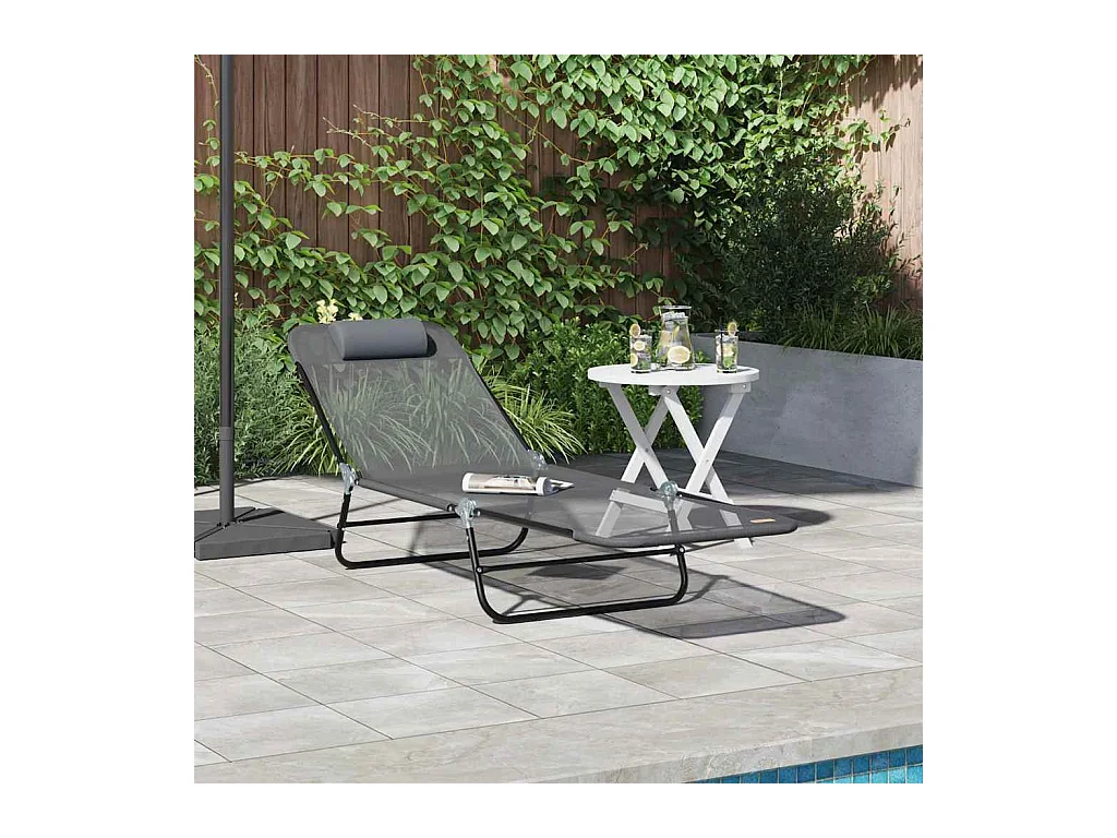 Chaise longue pliante avec repose-tête en textilène gris.