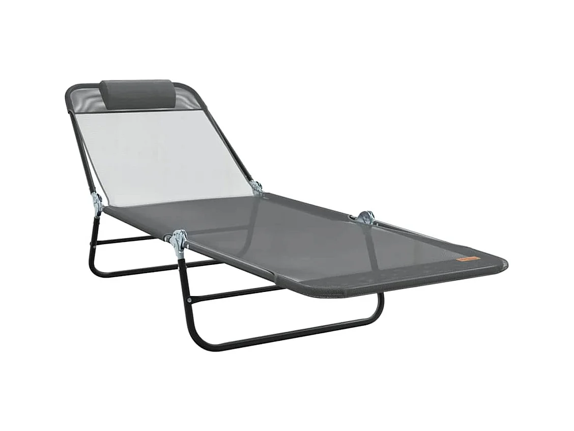 Chaise longue pliante avec repose-tête en textilène gris.