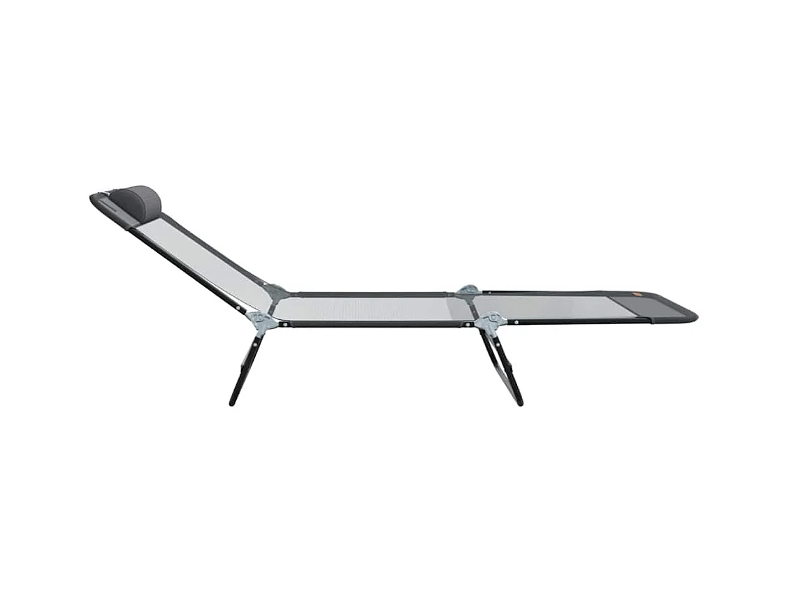 Chaise longue pliante avec repose-tête en textilène gris.