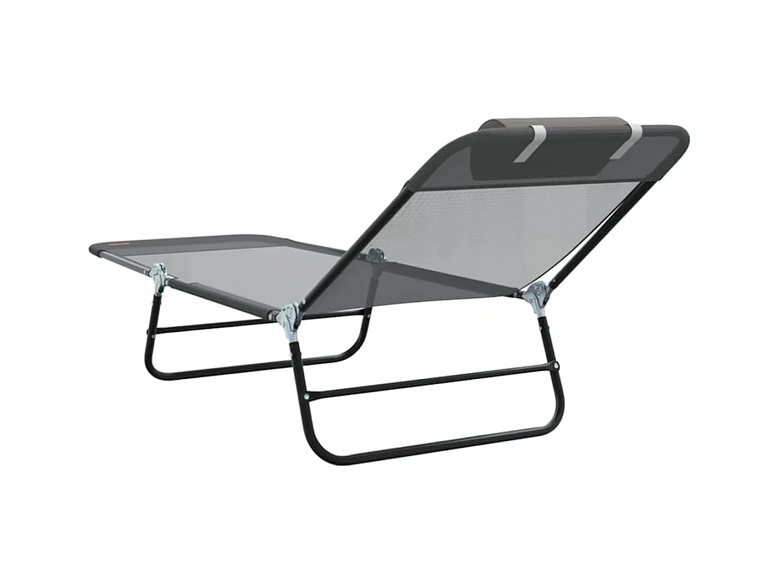 Chaise longue pliante avec repose-tête en textilène gris.