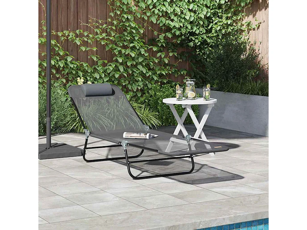 Chaise longue pliante avec repose-tête en textilène gris.