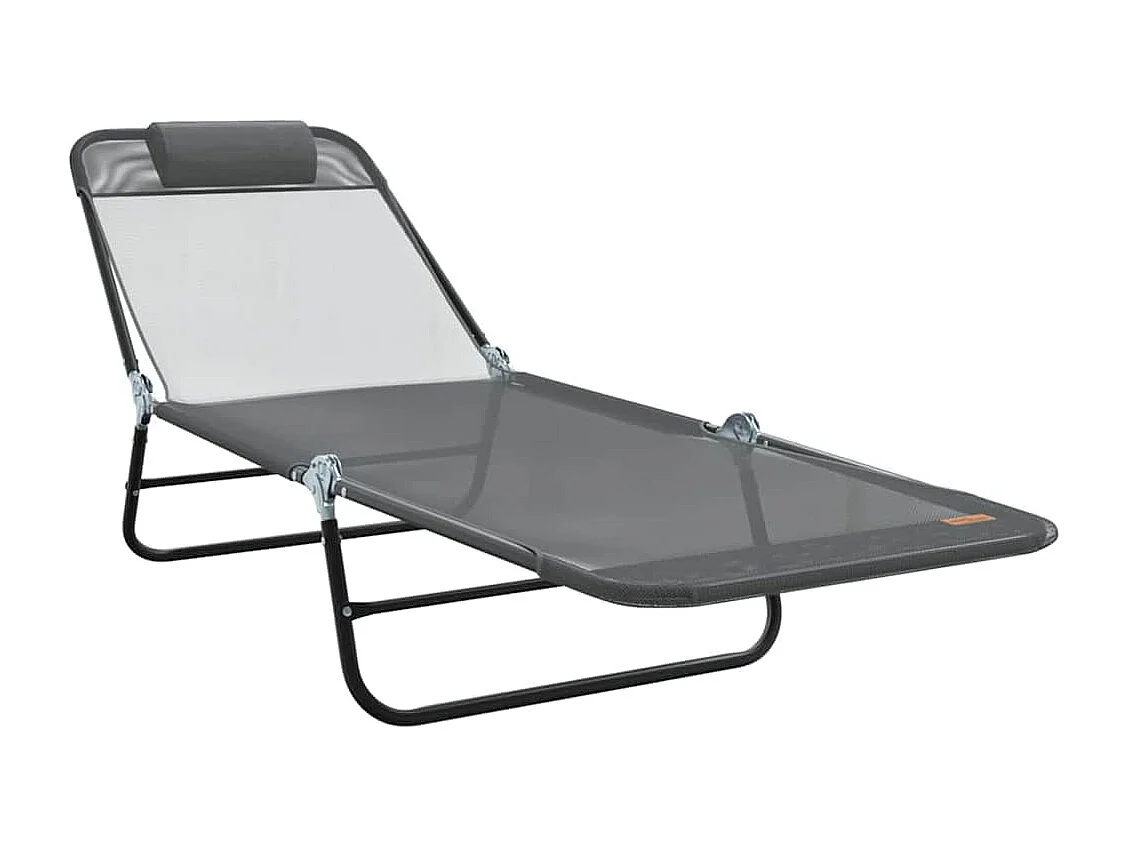 Chaise longue pliante avec repose-tête en textilène gris.