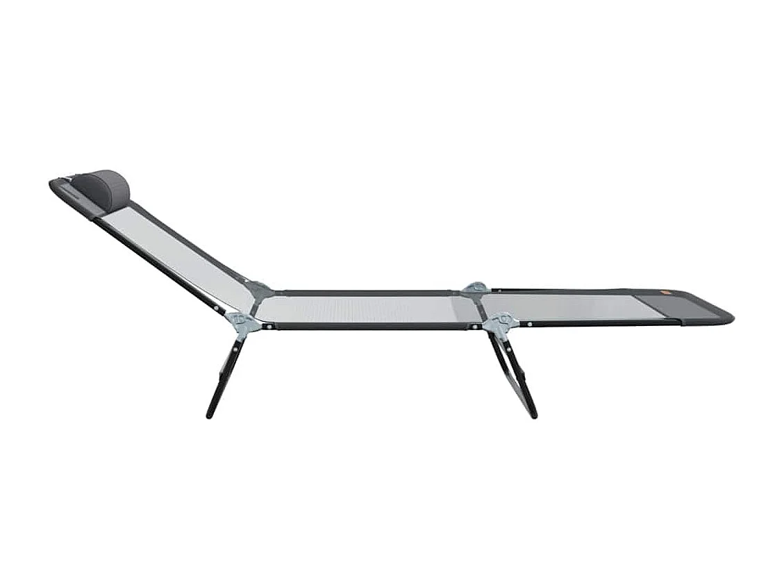 Chaise longue pliante avec repose-tête en textilène gris.