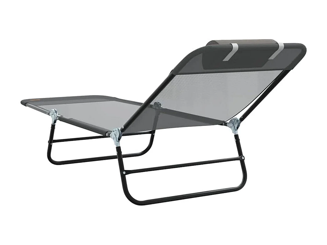 Chaise longue pliante avec repose-tête en textilène gris.