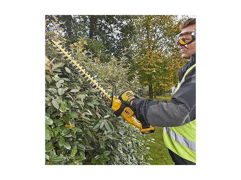 Taille-haie 18V DEWALT DCM563P1-QW avec une batterie 5,0 Ah