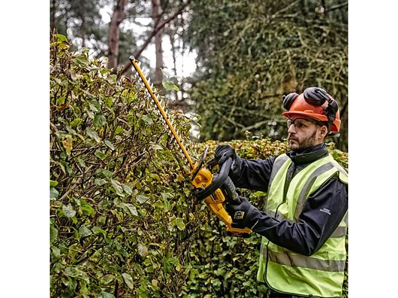 Taille-haie 18V DEWALT DCMHT563P1-QW avec une batterie 5,0 Ah