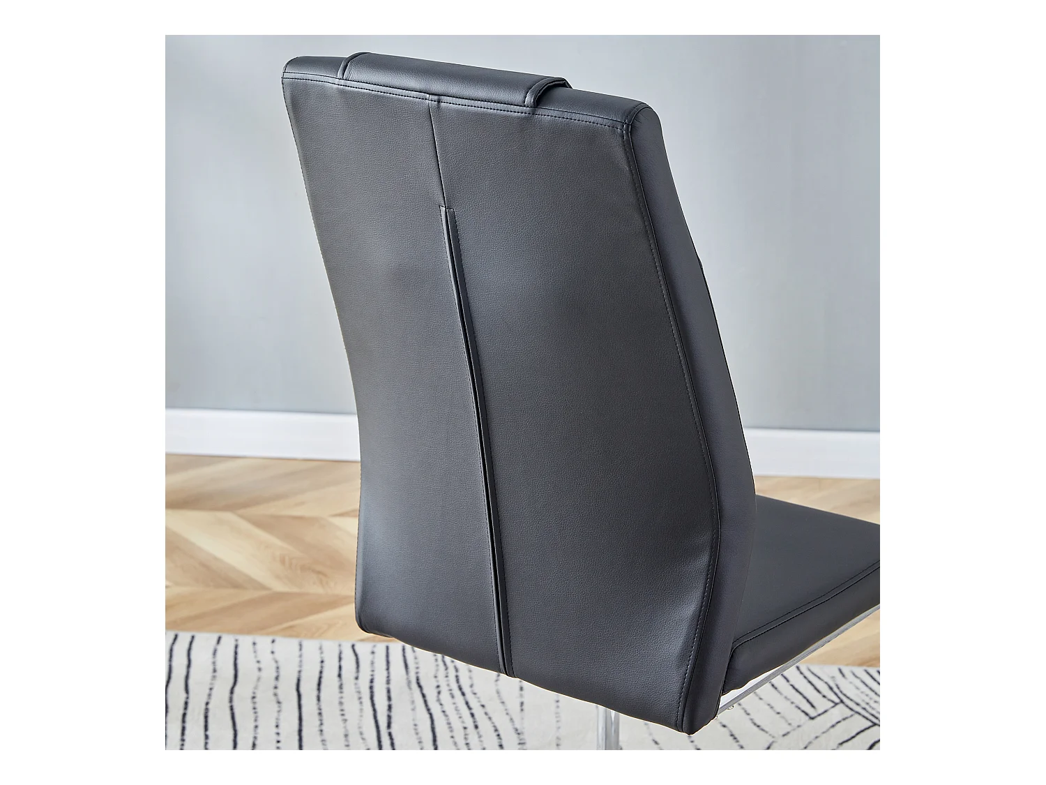 Lot de 4 chaises de salle à manger - Chaise de salle à manger avec dossier et patins antidérapants - pieds en métal argenté brillant - PU noir