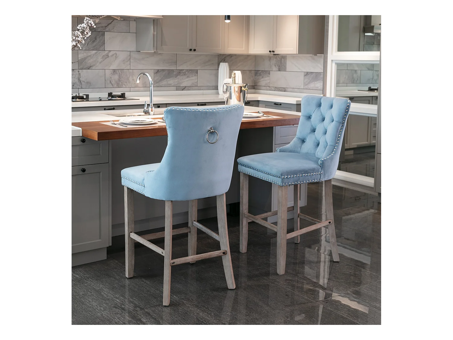 Set van 2 barkrukken - barkrukken met gewatteerde rugleuning en knoopsluiting - lichtblauw fluweel