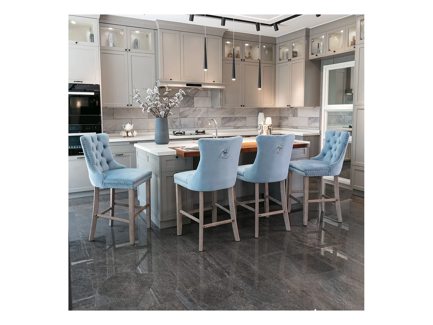 Set van 2 barkrukken - barkrukken met gewatteerde rugleuning en knoopsluiting - lichtblauw fluweel