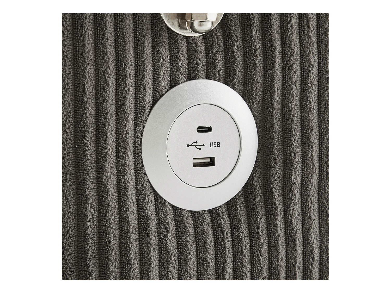 Canapé d'angle en L - 3 places - Avec repose-pieds + porte-gobelet - Chargeur USB - 2 coussins - Gris foncé