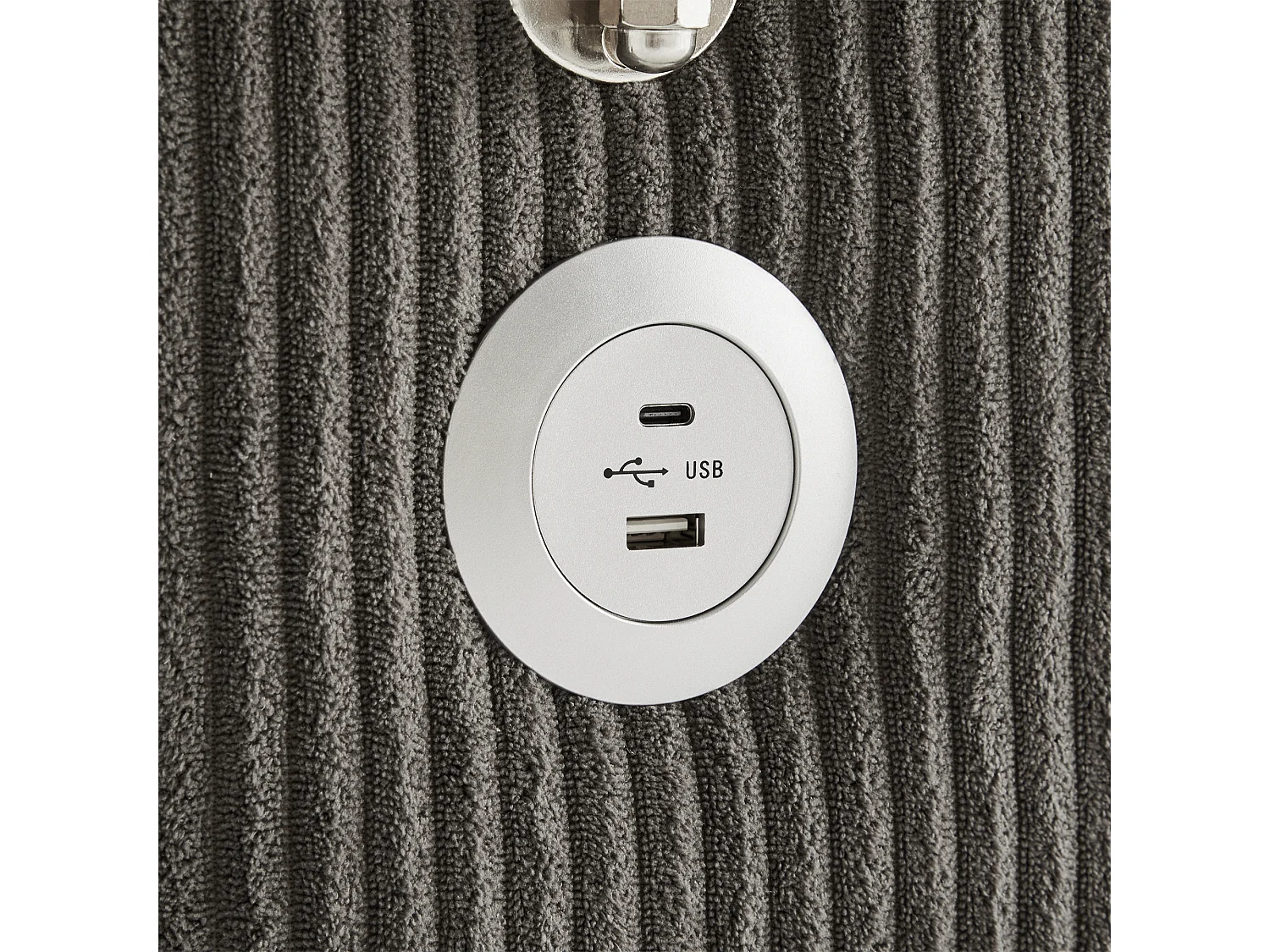 Canapé d'angle en L - 3 places - Avec repose-pieds + porte-gobelet - Chargeur USB - 2 coussins - Gris foncé