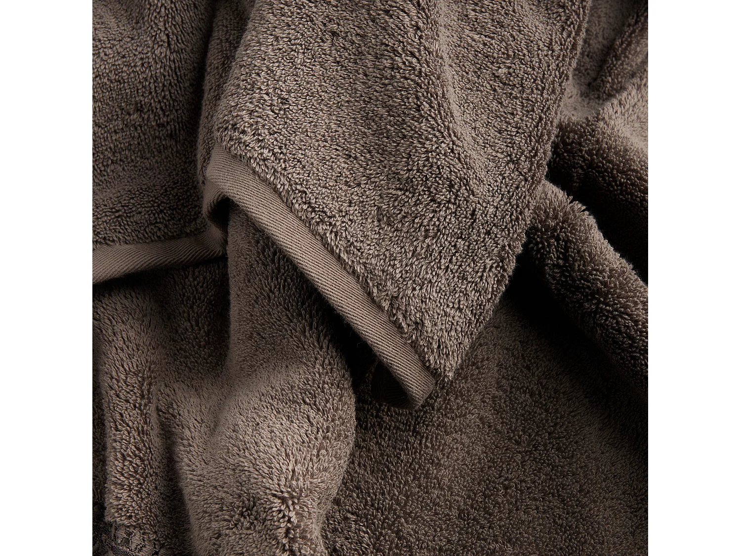 Serviette en coton égyptien Destello brun foncé 100 x 140