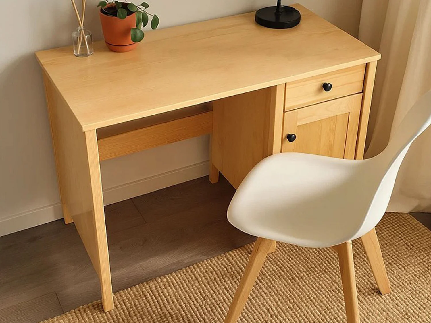 Biurko 110 cm drewniane z drzwiczkami i szufladą Prestige, kolor dębowy