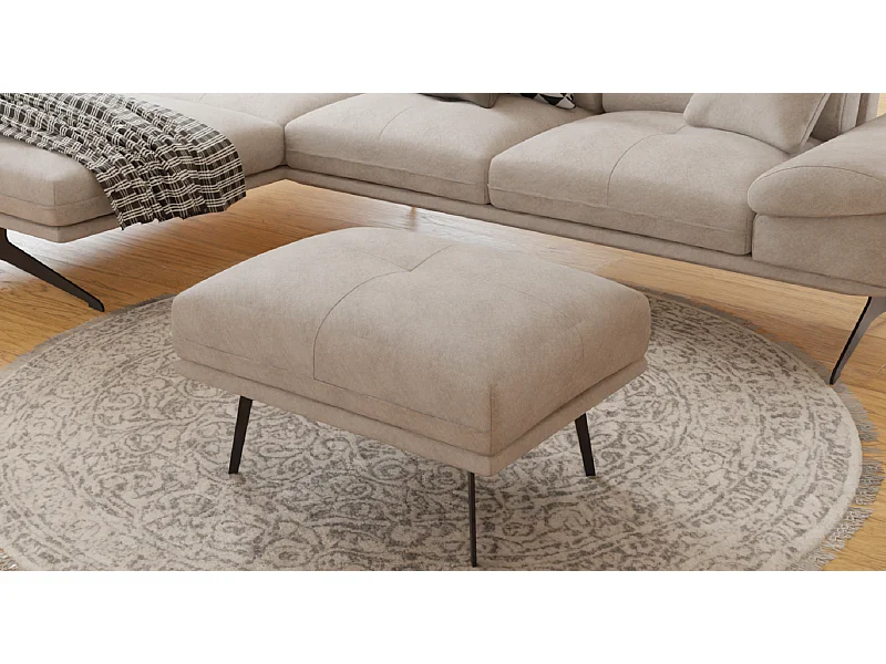 Pouf moderne avec hauts pieds en métal noir, en tissu velours beige Haga