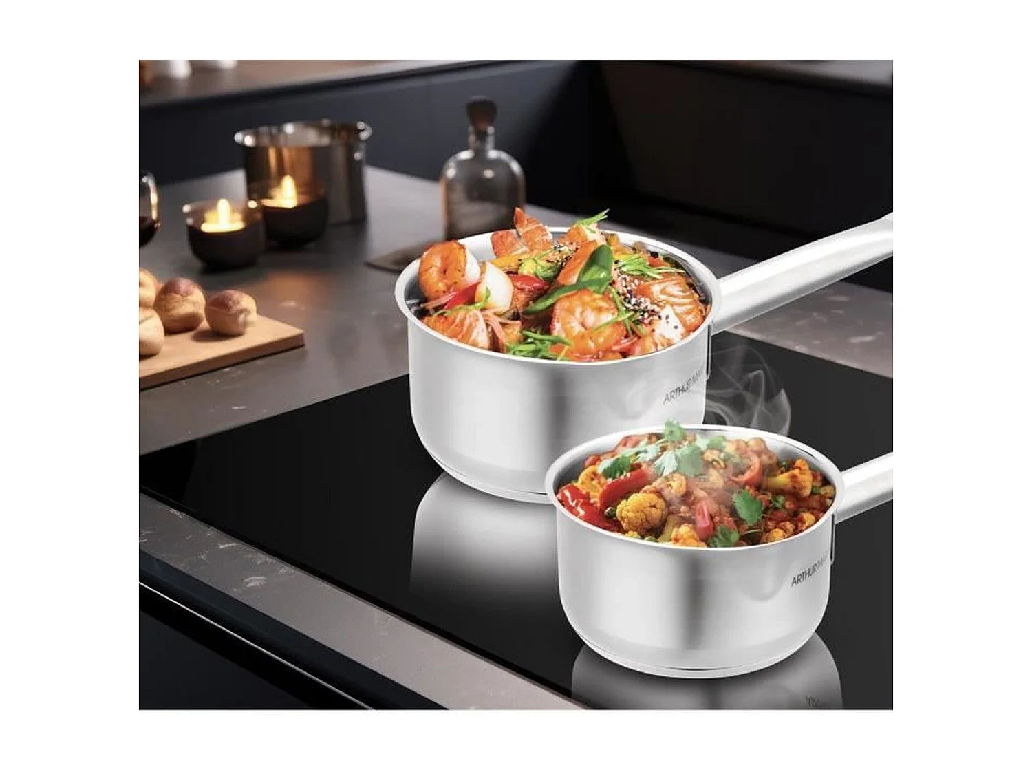 ARTHUR MARTIN Set de de 5 Casseroles - Acier inoxydable - Intérieur satiné avec graduation - Bec verseur - Tous feux dont indu