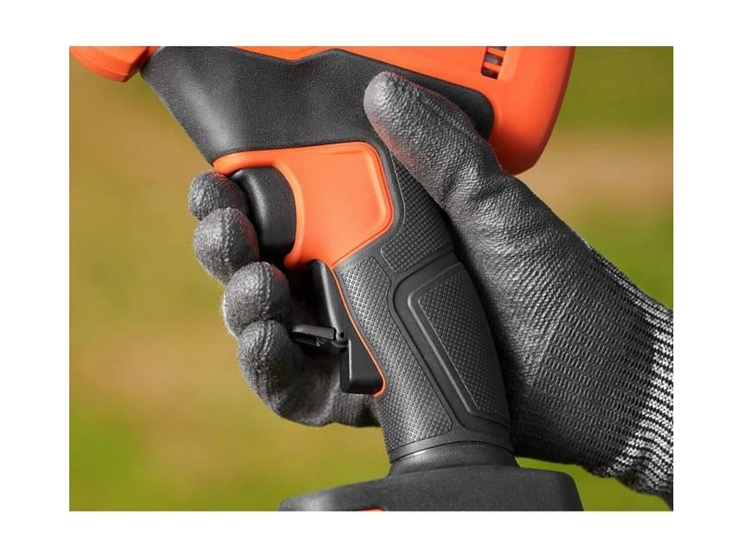 Sécateur BLACK+DECKER - Batterie Lithium 18V 2Ah - Capacité de coupe 25mm - Gâchette de sécurité