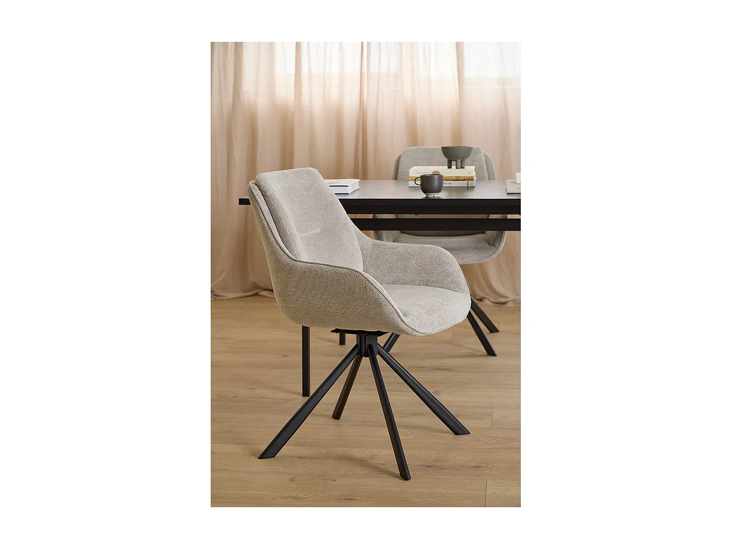 Carrie chaise de salle à manger avec accoudoirs tissu marron.