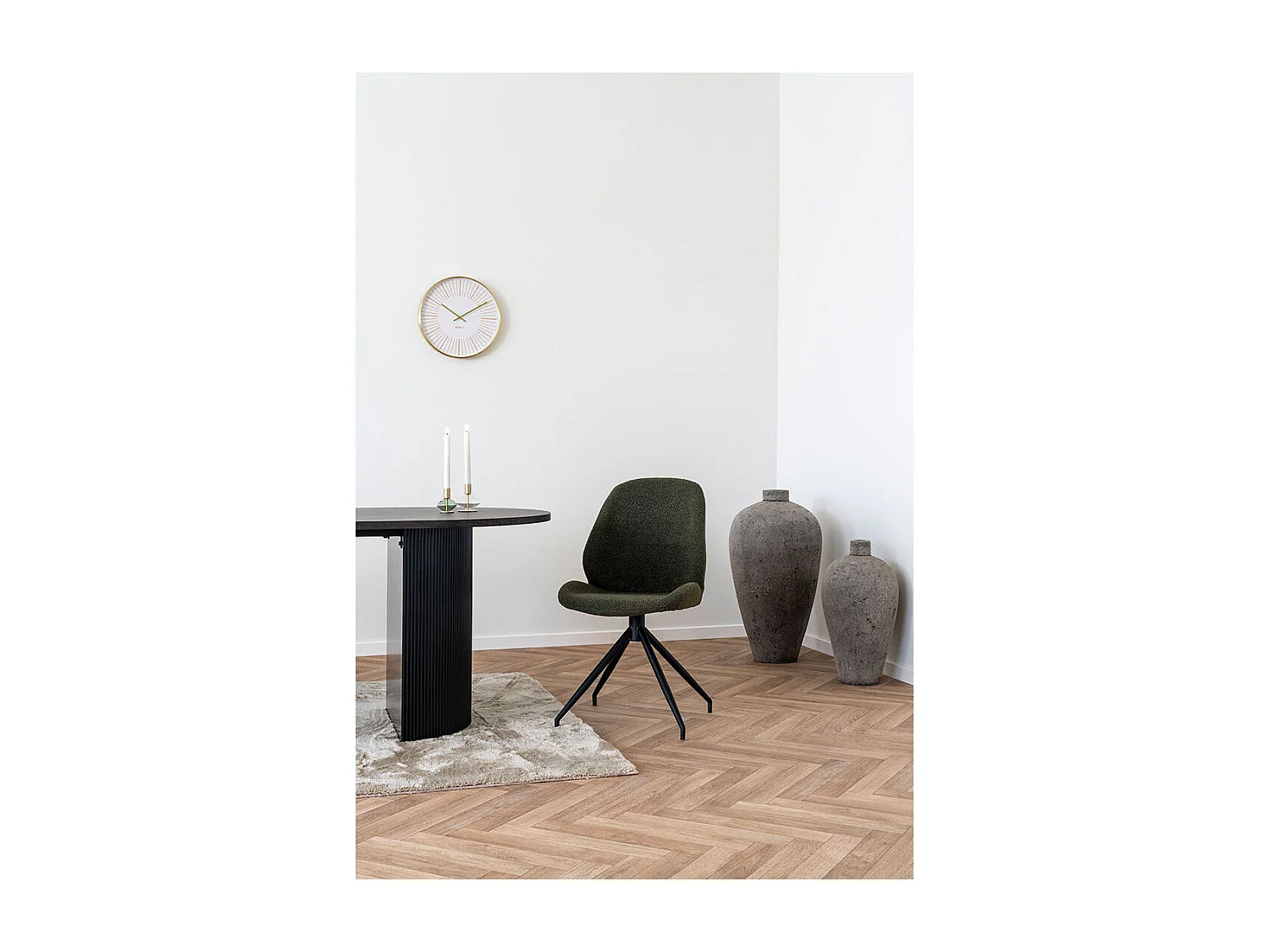 Monte Carlo chaise de salle à manger avec pied rotatif vert.