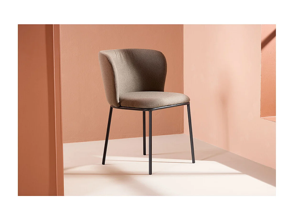 Edina chaise de salle à manger marron.