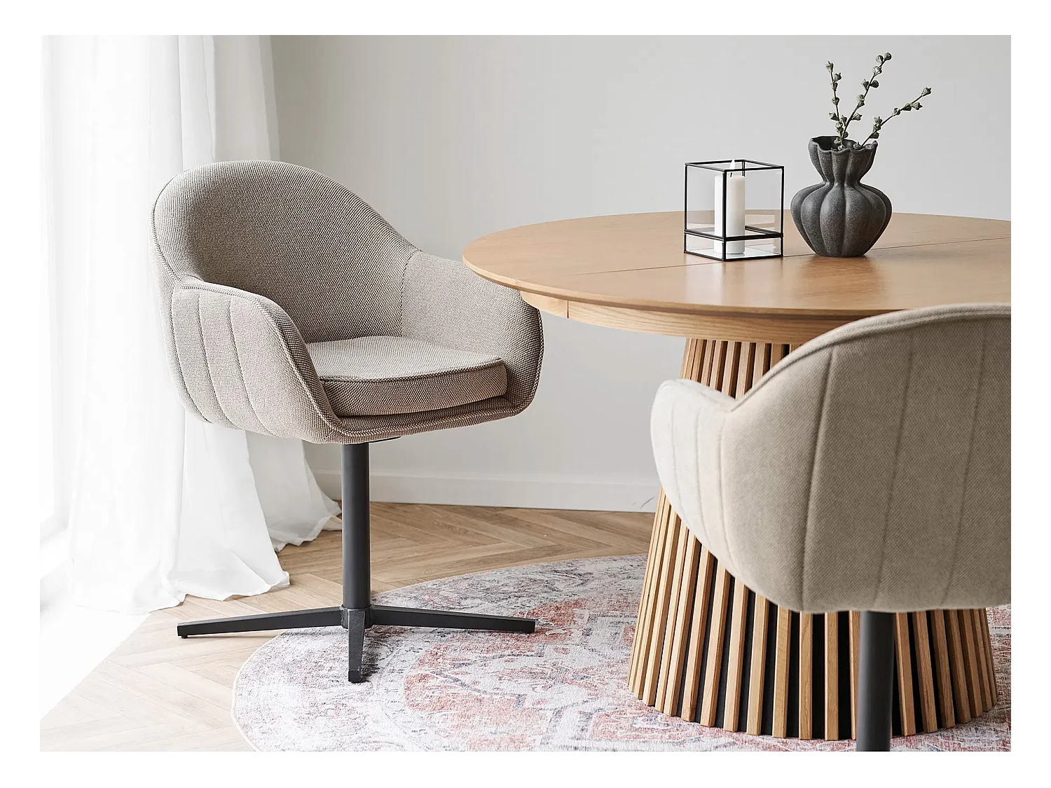 Lot de 2 chaises de salle à manger LUMAN – Tissu beige & pied en acier noir rotatif