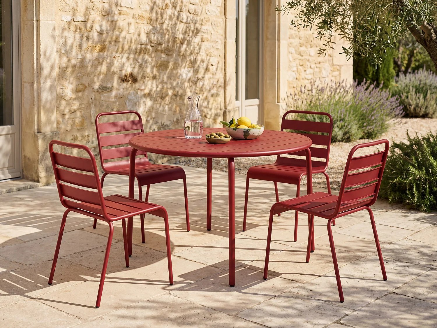 Salle à manger de jardin en métal - une table D.110 cm et 4 chaises empilables - Rouge - MIRMANDE de MYLIA