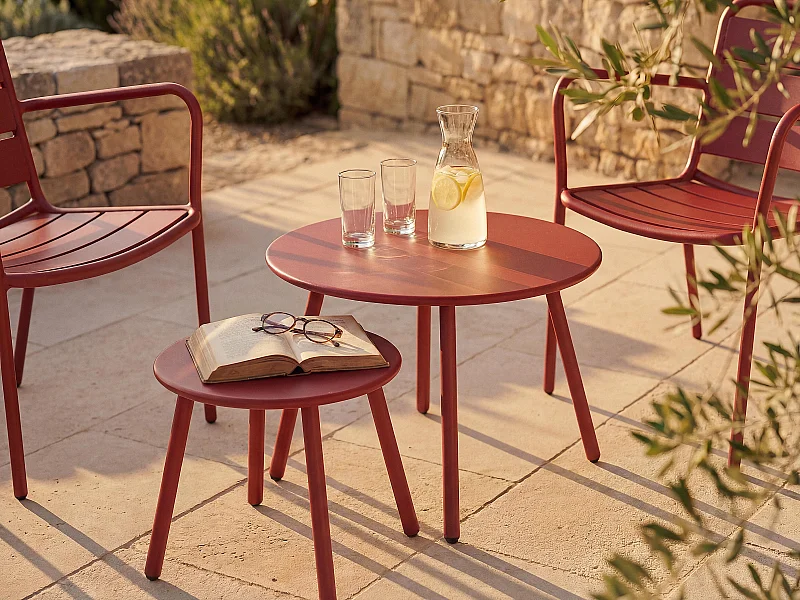 Salon de jardin en métal - 2 fauteuils bas empilables et tables gigognes - Rouge - MIRMANDE de MYLIA