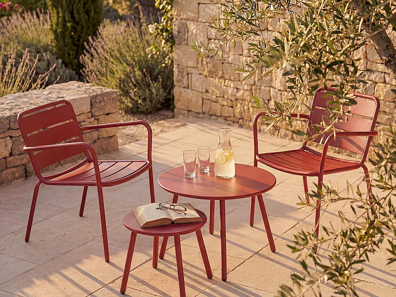 Salon de jardin en métal - 2 fauteuils bas empilables et tables gigognes - Rouge - MIRMANDE de MYLIA