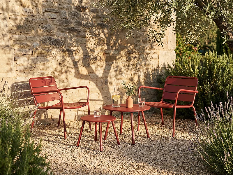 Salon de jardin en métal - 2 fauteuils bas empilables et tables gigognes - Rouge - MIRMANDE de MYLIA