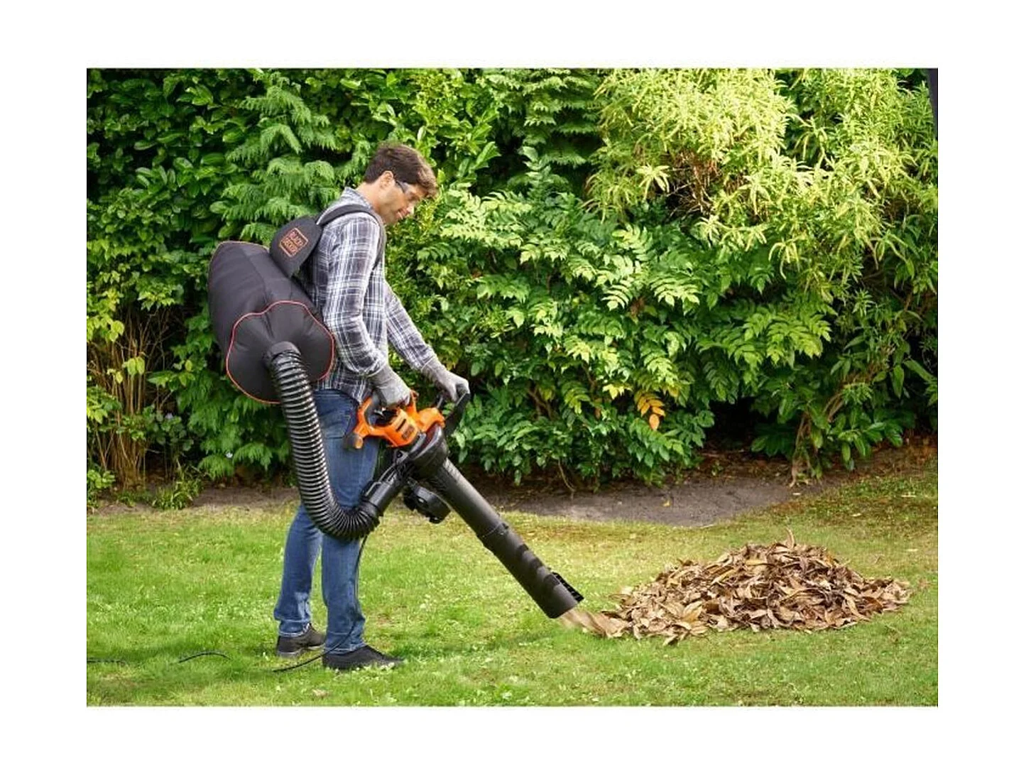 BLACK+DECKER - Aspirateur, Souffleur, Broyeur de feuilles filaire 3000W - BEBLV300-QS - Livre avec tuyau flexible et sac a dos 7