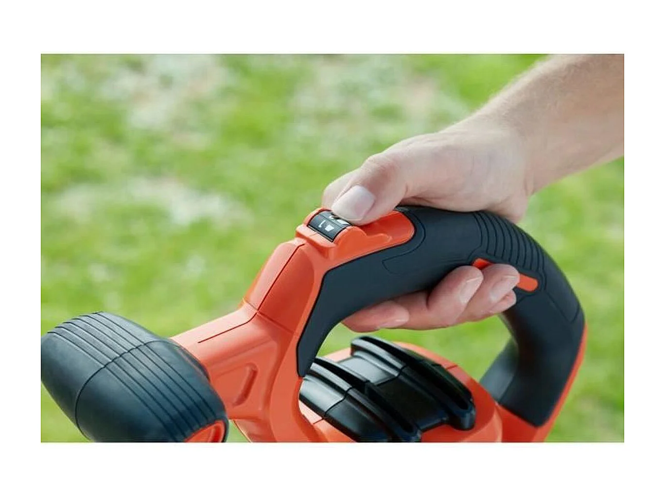BLACK+DECKER - Aspirateur, Souffleur, Broyeur de feuilles filaire 3000W - BEBLV300-QS - Livre avec tuyau flexible et sac a dos 7