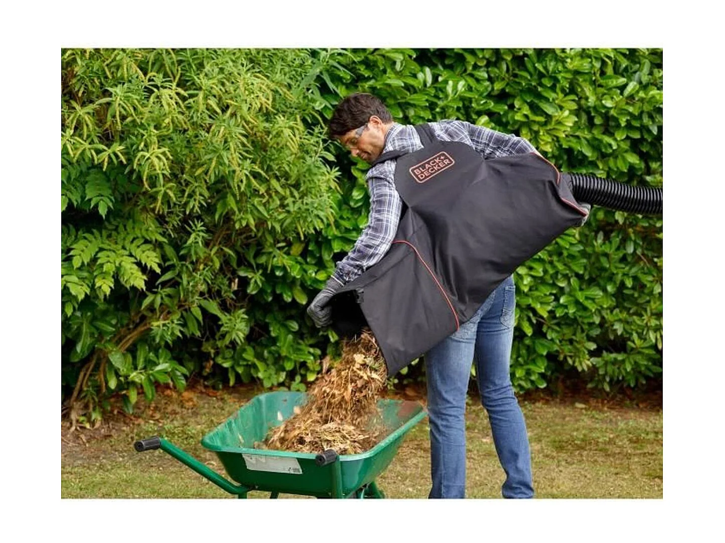 BLACK+DECKER - Aspirateur, Souffleur, Broyeur de feuilles filaire 3000W - BEBLV300-QS - Livre avec tuyau flexible et sac a dos 7