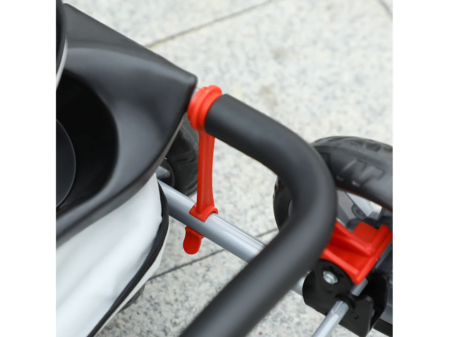 Passeggino per cani pieghevole con copertura antipioggia e freni grigio