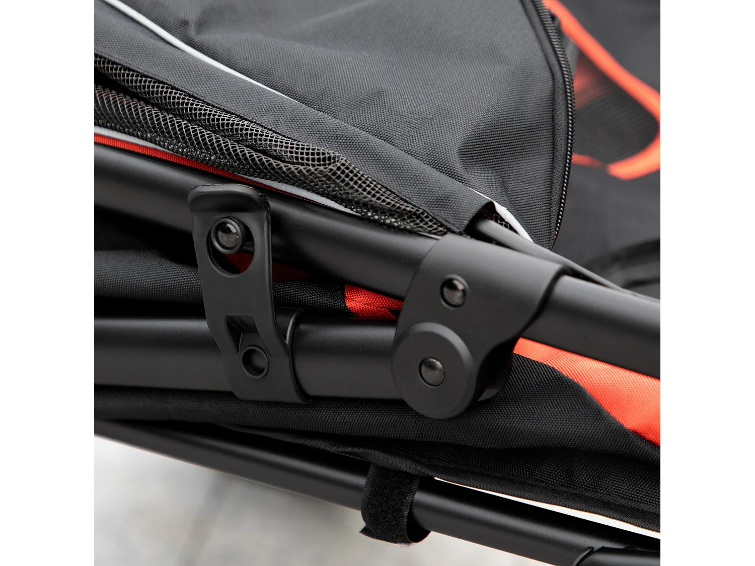 Passeggino per cani pieghevole con ingressi a cerniera nero e rosso