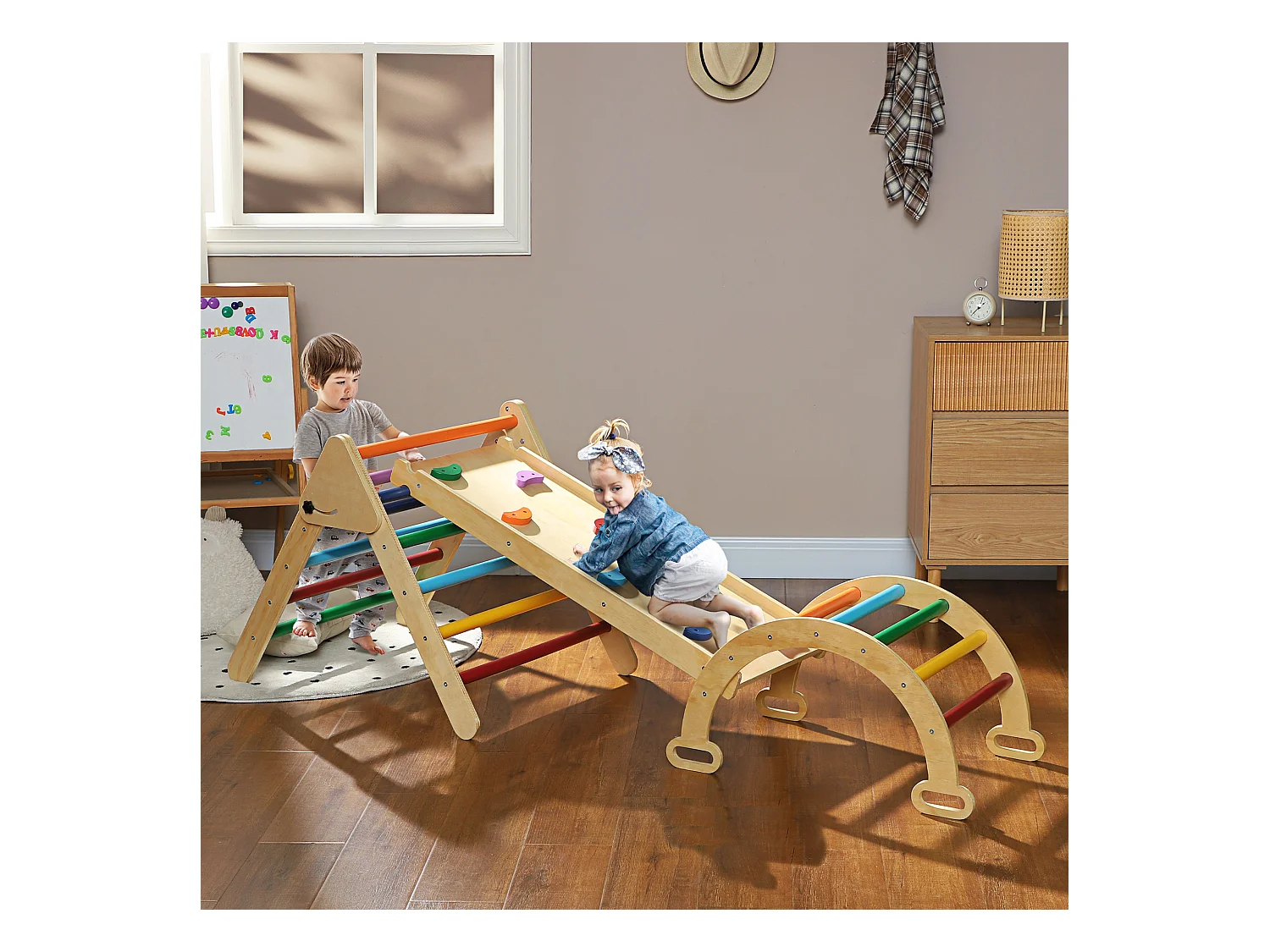 Gioco per bambini con triangolo arco da arrampicata e rampa con pietre