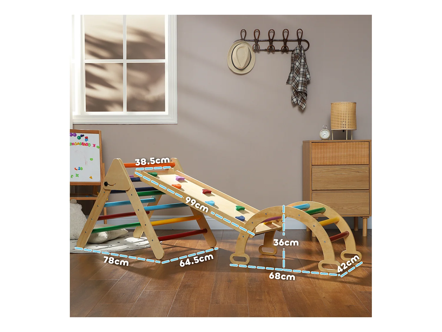 Gioco per bambini con triangolo arco da arrampicata e rampa con pietre