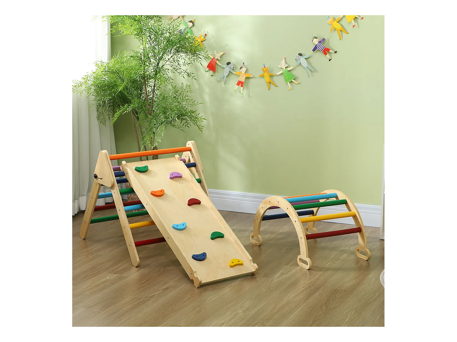 Gioco per bambini con triangolo arco da arrampicata e rampa con pietre