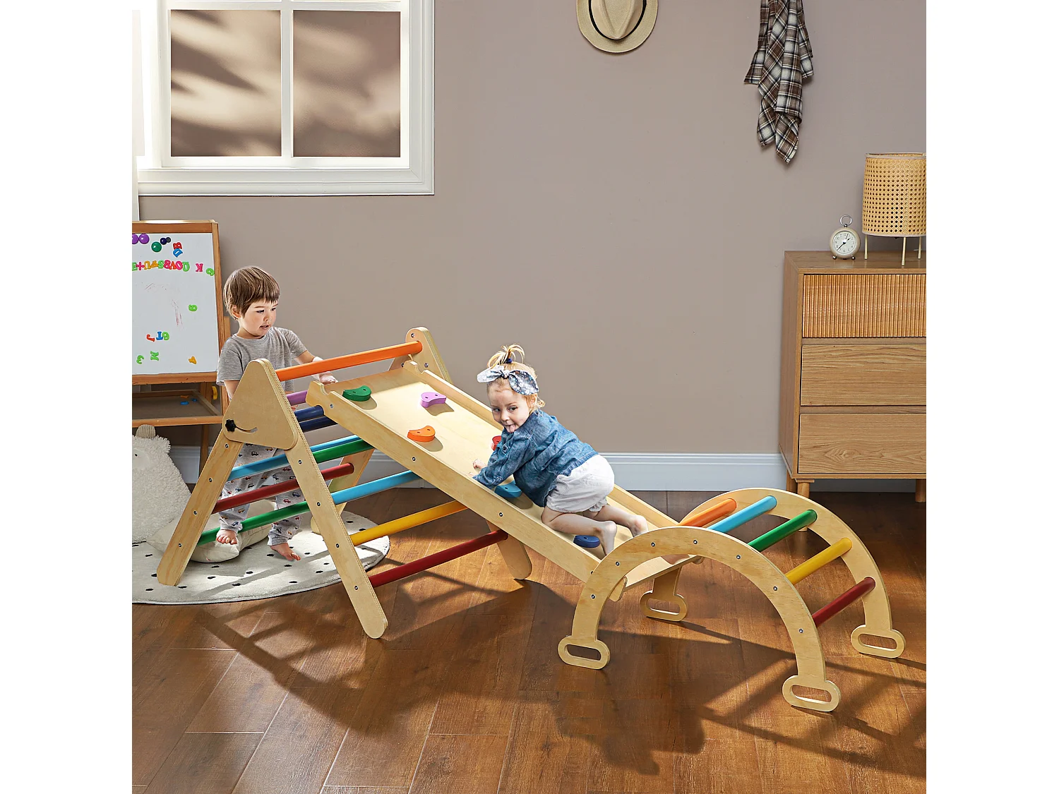 Gioco per bambini con triangolo arco da arrampicata e rampa con pietre