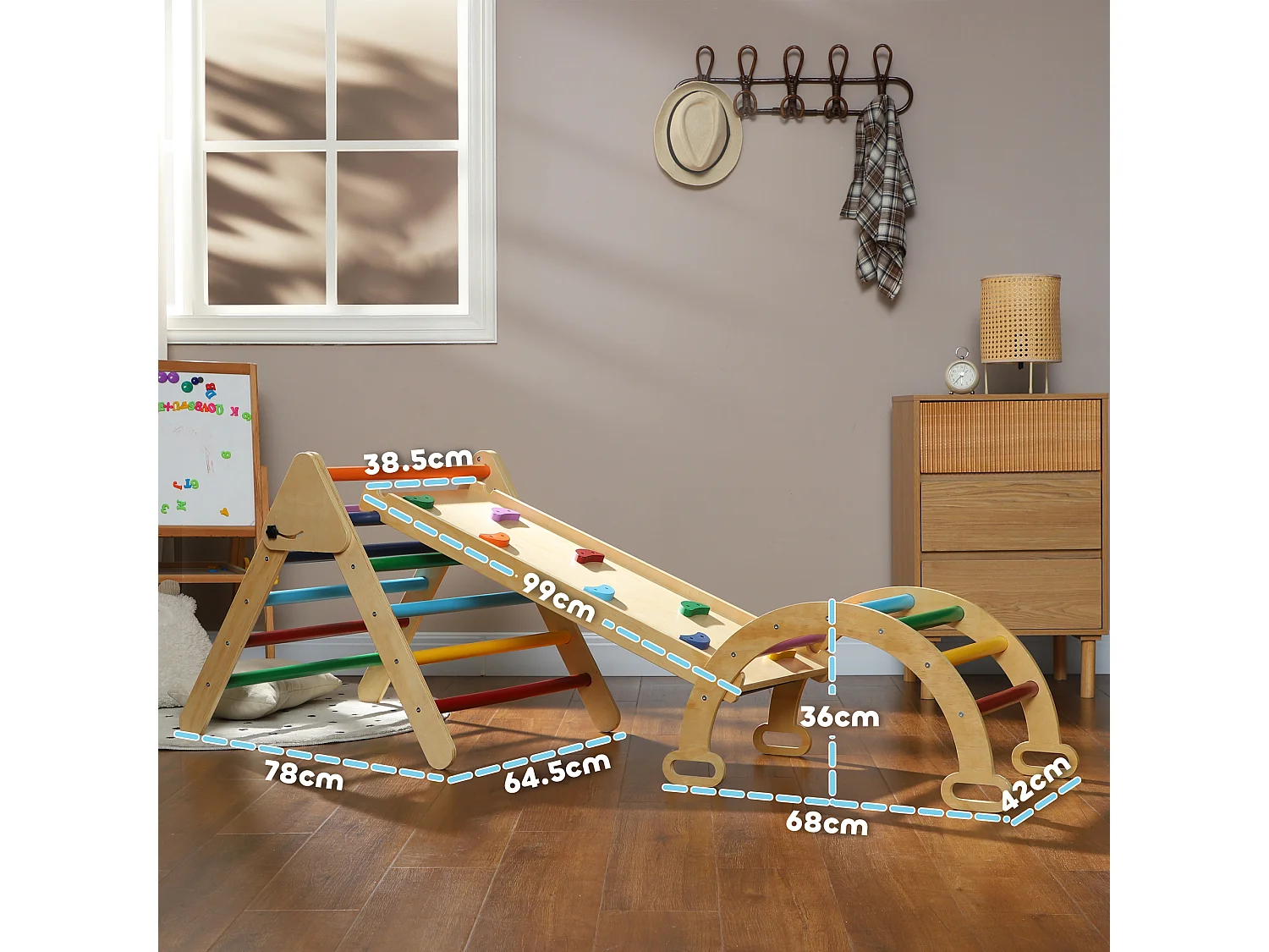 Gioco per bambini con triangolo arco da arrampicata e rampa con pietre