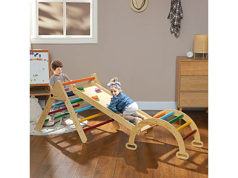 Gioco per bambini con triangolo arco da arrampicata e rampa con pietre