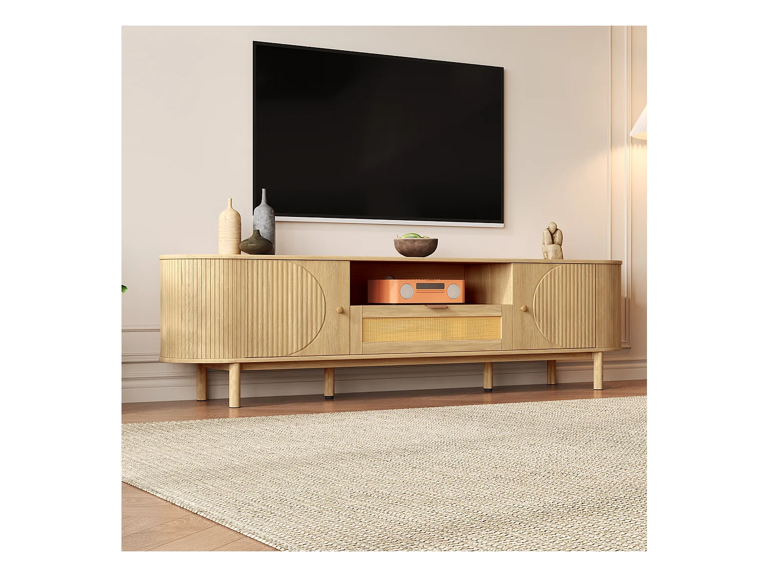 Tv-meubel met rotan lades, open vakken, een rond blad en metalen poten. Multifunctioneel en modern.