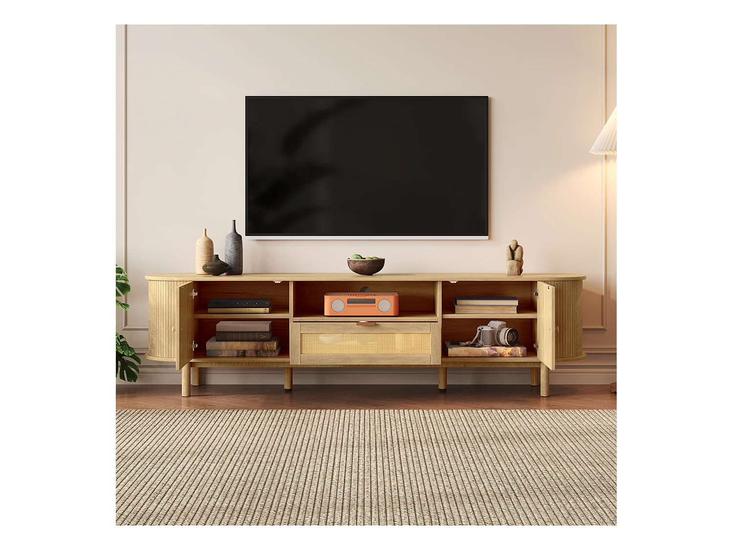 Tv-meubel met rotan lades, open vakken, een rond blad en metalen poten. Multifunctioneel en modern.