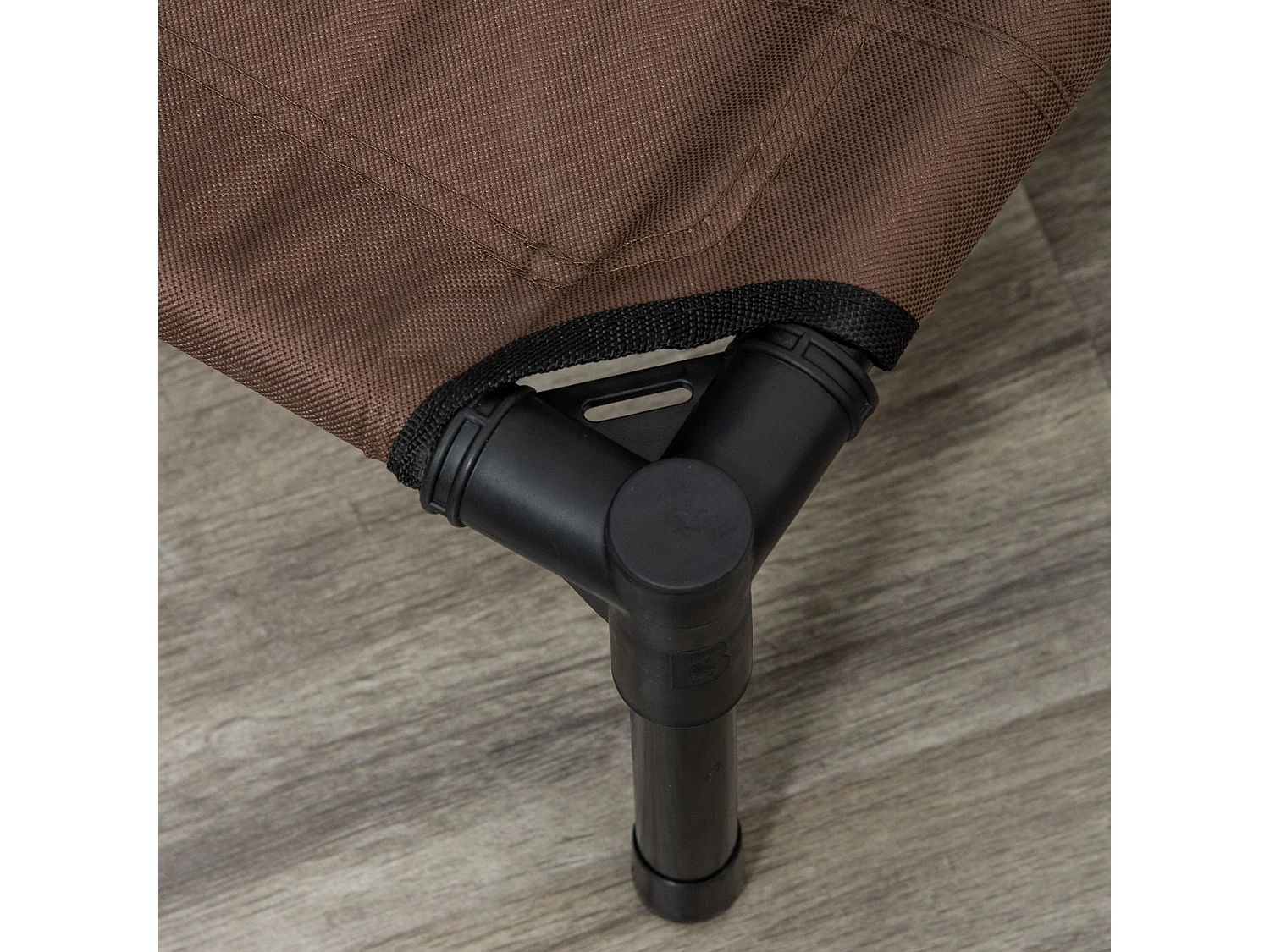 Lettino per cani rialzato e portatile con seduta traspirante nero e caffè