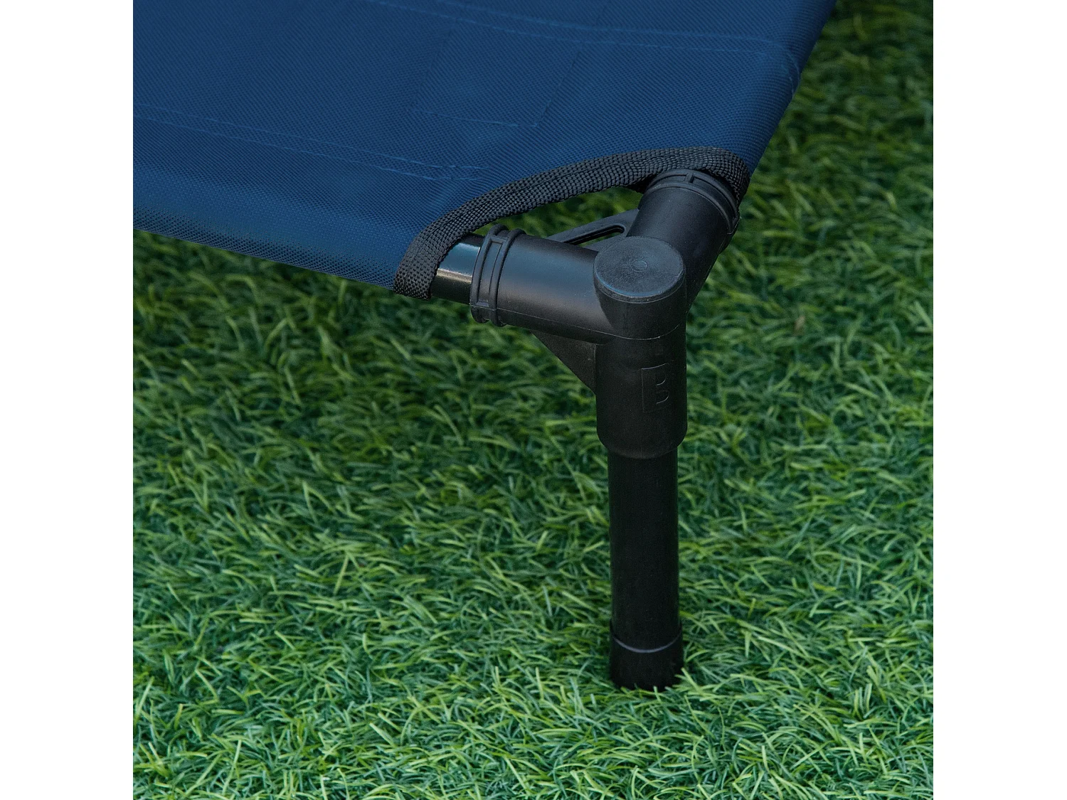 Lettino per cani rialzato e portatile con seduta traspirante nero marrone