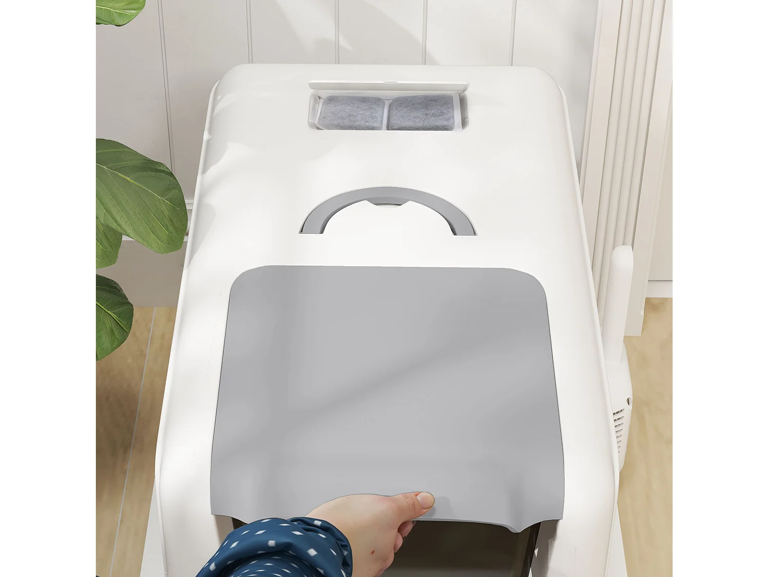 Lettiera per gatti chiusa in pp con vassoio in acciaio bianco e argento